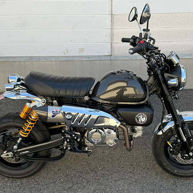 カーボンタンクカバー（3K綾織）＋クリア塗装（オプション）を購入したT様がご自身のバイクにタンクカバーを装着した写真